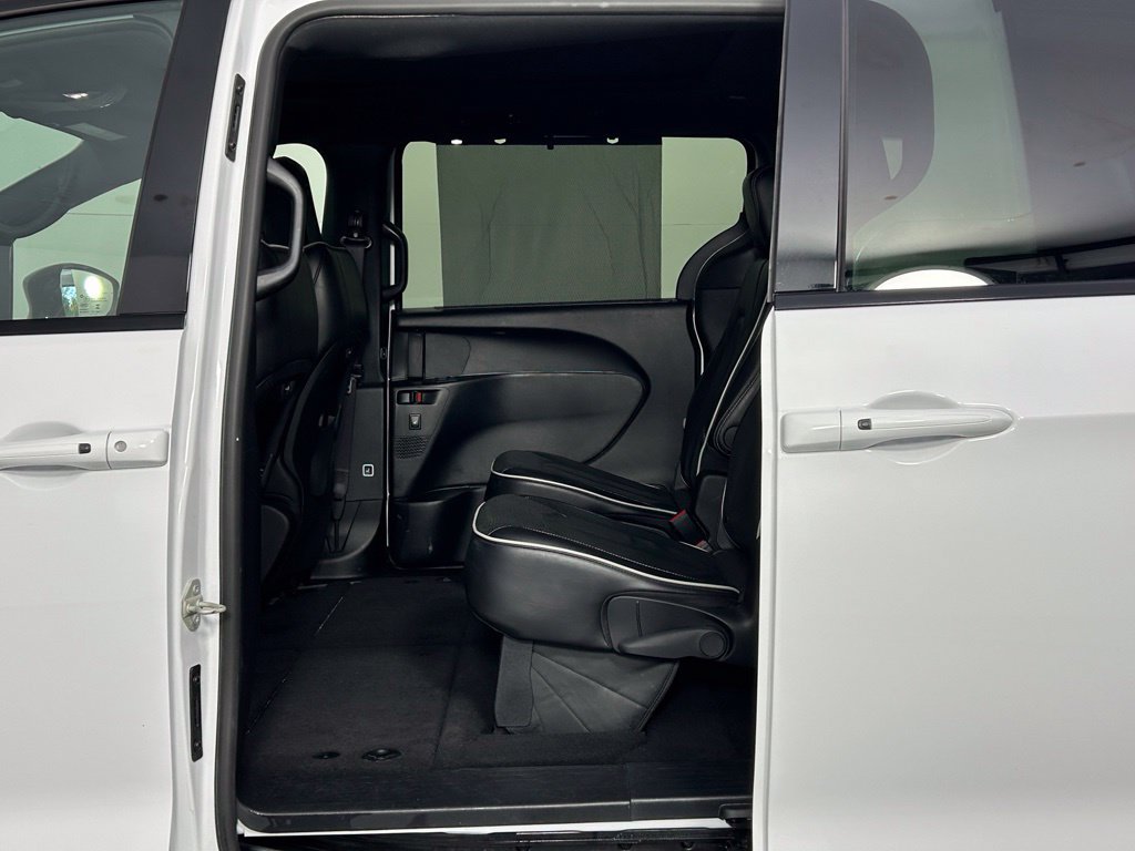 Used 2025 Chrysler Pacifica Limited FWD image 17