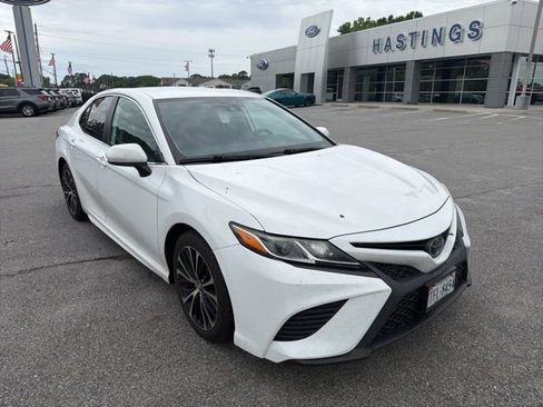 Used 2019 Toyota Camry SE FWD image 1