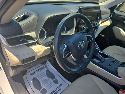 Used 2023 Toyota Highlander XLE FWD image 18