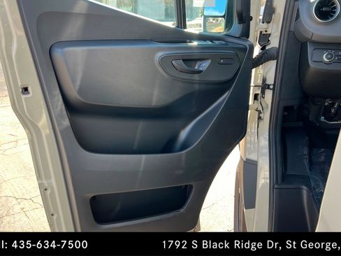 Used 2025 Mercedes-Benz Sprinter 2500 image 14