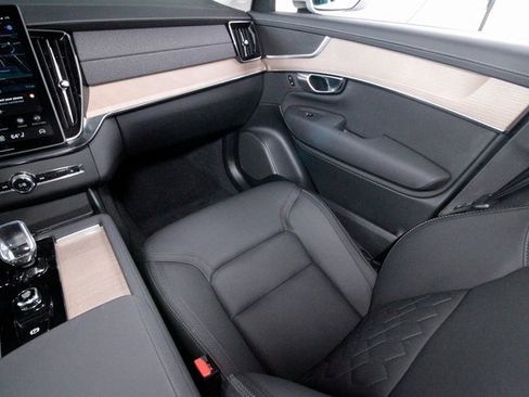 Certified 2025 Volvo XC90 B6 Plus image 7