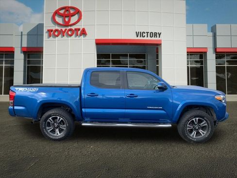 Used 2017 Toyota Tacoma TRD Sport w/ Premium & Technology Package AWD/4WD image 2