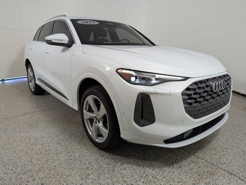 Certified 2025 Audi Q5 Premium Plus w/ Premium Plus AWD/4WD image 1
