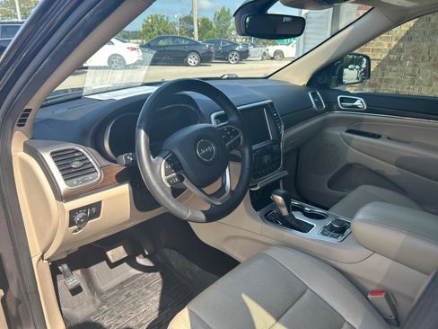 Used 2017 Jeep Grand Cherokee Limited w/ Luxury Group II AWD/4WD image 19