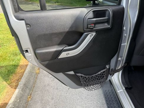 Used 2015 Jeep Wrangler Unlimited Sahara AWD/4WD image 28