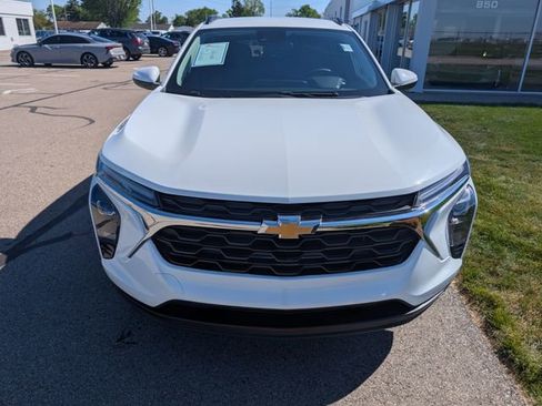 Used 2025 Chevrolet Trax LT w/ LT Convenience Package image 3