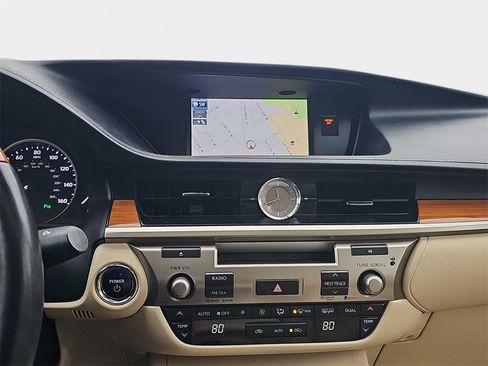 Used 2013 Lexus ES 300h image 19