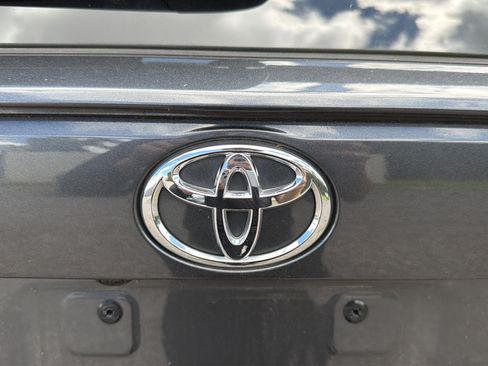 Used 2021 Toyota RAV4 LE AWD/4WD image 17