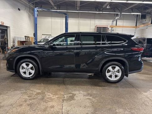 Used 2022 Toyota Highlander LE AWD/4WD image 3