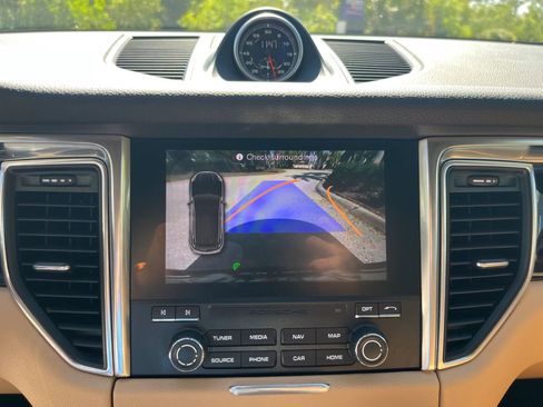 Used 2018 Porsche Macan Sport Edition AWD/4WD image 19