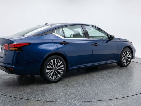 Used 2025 Nissan Altima 2.5 SV image 9