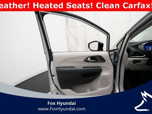 Used 2024 Chrysler Pacifica Touring-L image 28