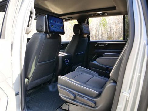 Used 2025 Chevrolet Suburban Premier image 33