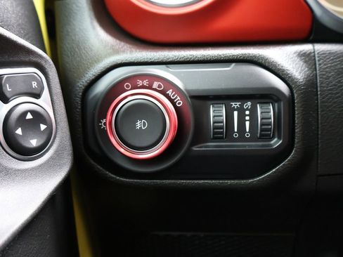Used 2022 Jeep Wrangler Unlimited Rubicon w/ Cold Weather Group AWD/4WD image 31