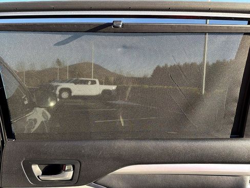 Used 2015 Toyota Highlander XLE image 18