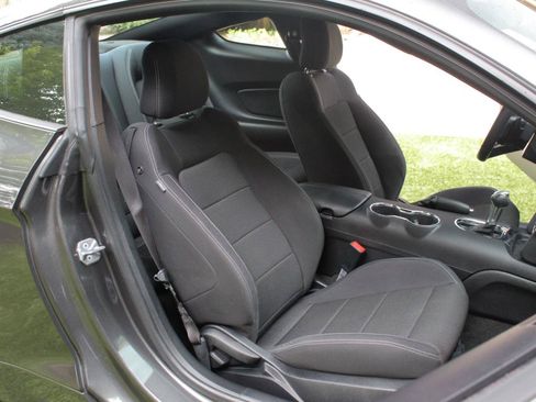 Used 2017 Ford Mustang Coupe RWD image 27