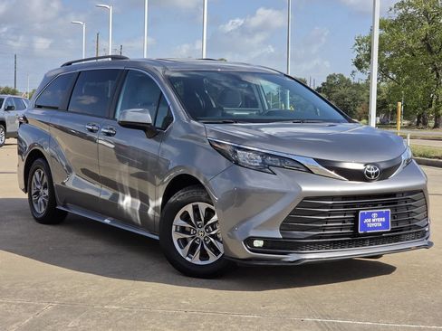 Used 2026 Toyota Sienna XLE FWD image 2