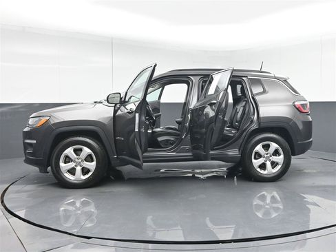 Used 2017 Jeep Compass Latitude w/ Safe & Security Group AWD/4WD image 40