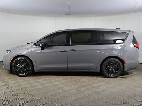 Used 2023 Chrysler Pacifica Limited w/ Uconnect Theater Family Group image 19