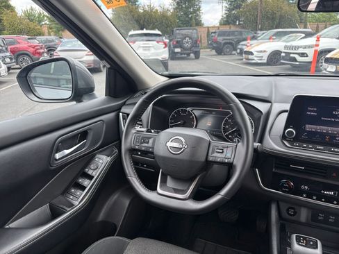 Used 2025 Nissan Rogue SV FWD image 36