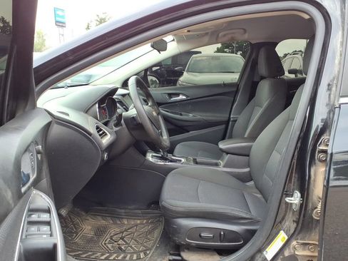 Used 2018 Chevrolet Cruze LT w/ LT Convenience Package FWD image 11