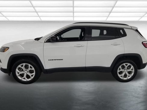 Used 2024 Jeep Compass Latitude AWD/4WD image 4