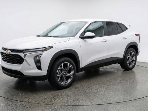 Used 2025 Chevrolet Trax LT w/ LT Convenience Package image 3