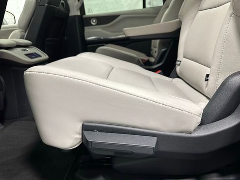 Used 2025 Lincoln Navigator Reserve image 43