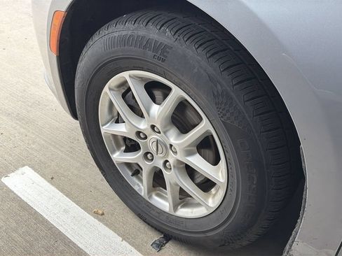 Used 2021 Chrysler Pacifica Touring-L FWD image 4