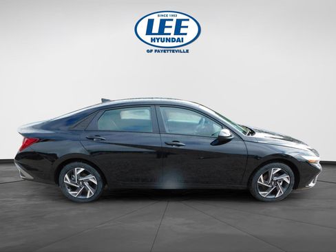 New 2025 Hyundai Elantra SEL image 2