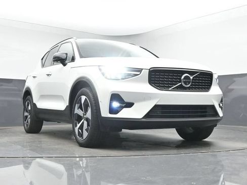 Used 2026 Volvo XC40 B5 Plus AWD/4WD image 11