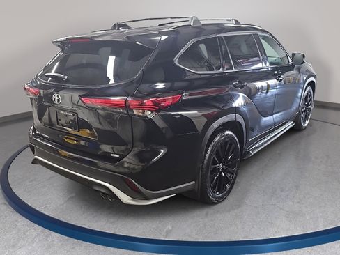 Used 2023 Toyota Highlander XSE FWD image 5