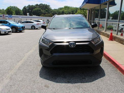 Used 2021 Toyota RAV4 LE AWD/4WD image 2