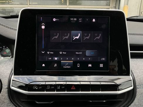 Used 2025 Jeep Compass Latitude image 30