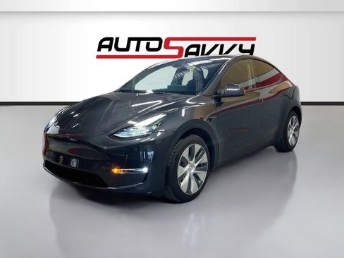 Used 2024 Tesla Model Y Long Range AWD/4WD image 3