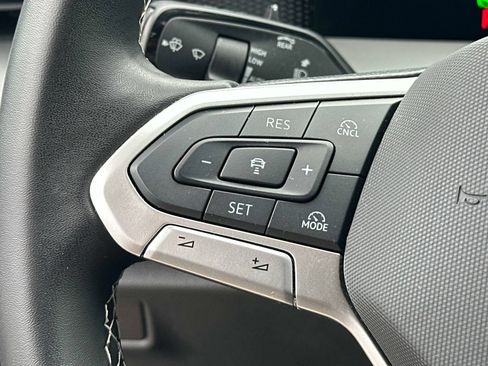 Used 2025 Volkswagen Tiguan SE FWD image 23