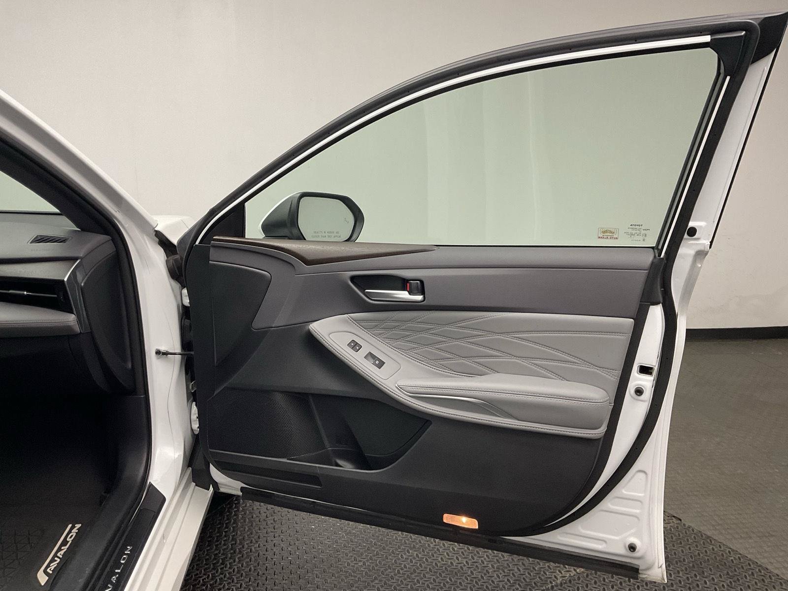 Used 2019 Toyota Avalon Limited w/ All Weather Liner Package FWD image 23
