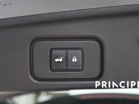 Used 2023 Nissan Pathfinder Platinum image 12