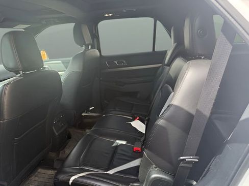 Used 2018 Ford Explorer XLT w/ Equipment Group 202A image 7
