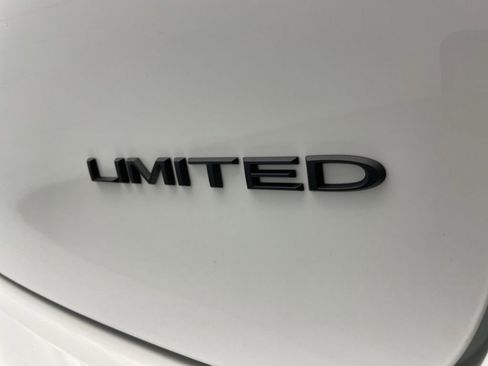 New 2026 Chrysler Pacifica Limited w/ Uconnect Theater Family Group image 5