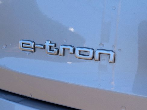 Used 2022 Audi e-tron Premium w/ Convenience Plus Package image 30