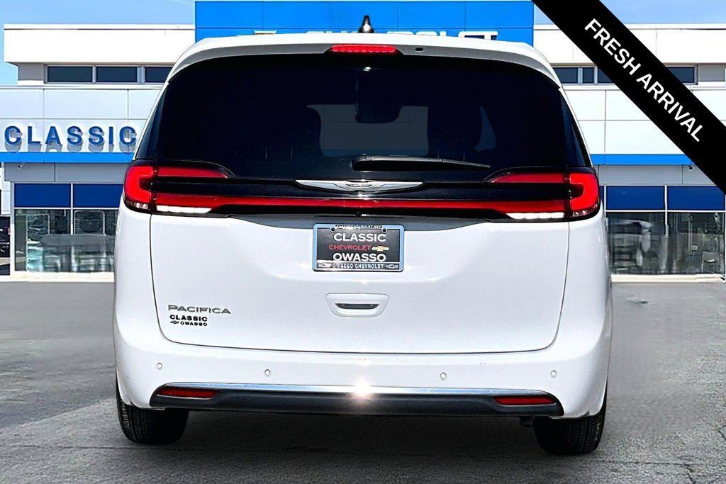 Used 2025 Chrysler Pacifica Select FWD image 4