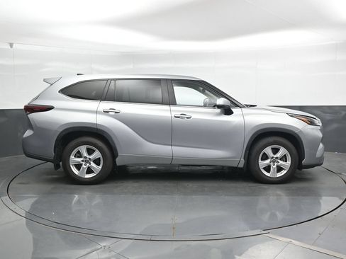 Used 2024 Toyota Highlander LE AWD/4WD image 4