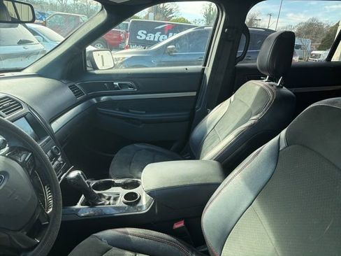 Used 2019 Ford Explorer XLT w/ Equipment Group 202A image 5