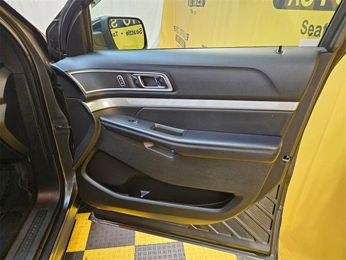 Used 2017 Ford Explorer XLT w/ Equipment Group 202A image 13