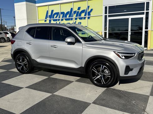 Used 2025 Volvo XC40 B5 Core image 2