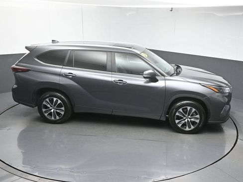 Used 2024 Toyota Highlander XLE FWD image 49