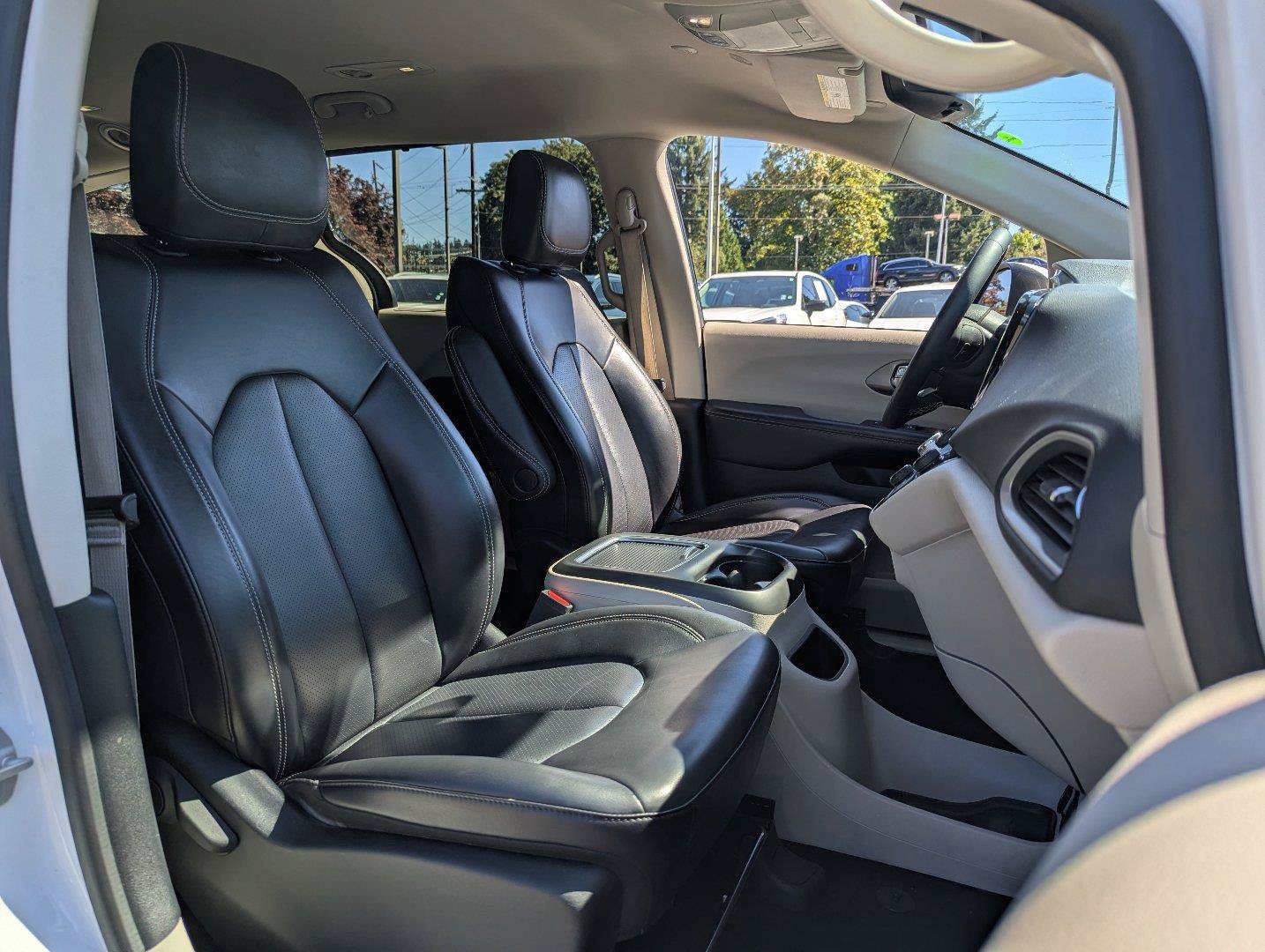 Used 2023 Chrysler Pacifica Touring-L FWD image 38