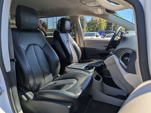 Used 2023 Chrysler Pacifica Touring-L FWD image 38