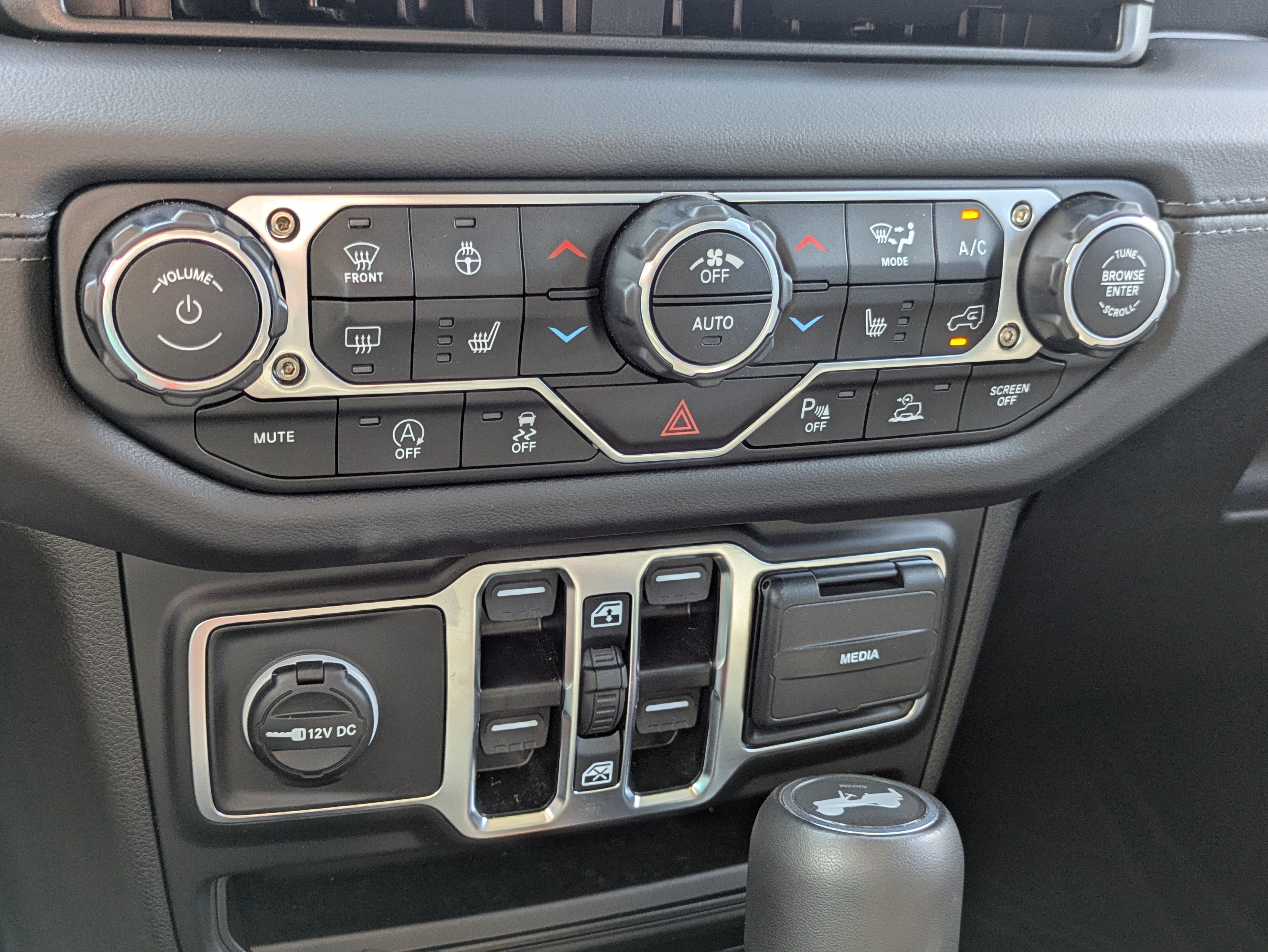 Used 2025 Jeep Wrangler Unlimited Sahara AWD/4WD image 12